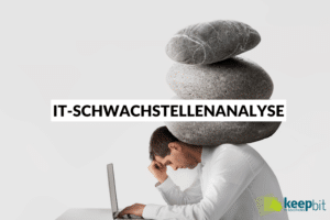 It Schwachstellenanalyse: Mann sitzt am Laptop mit Steinen auf dem Rücken