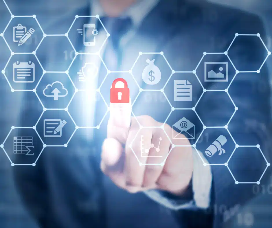 Business-Hand tippt auf digitales Schloss-Symbol, steht für IT-Grundschutz und Datensicherheit