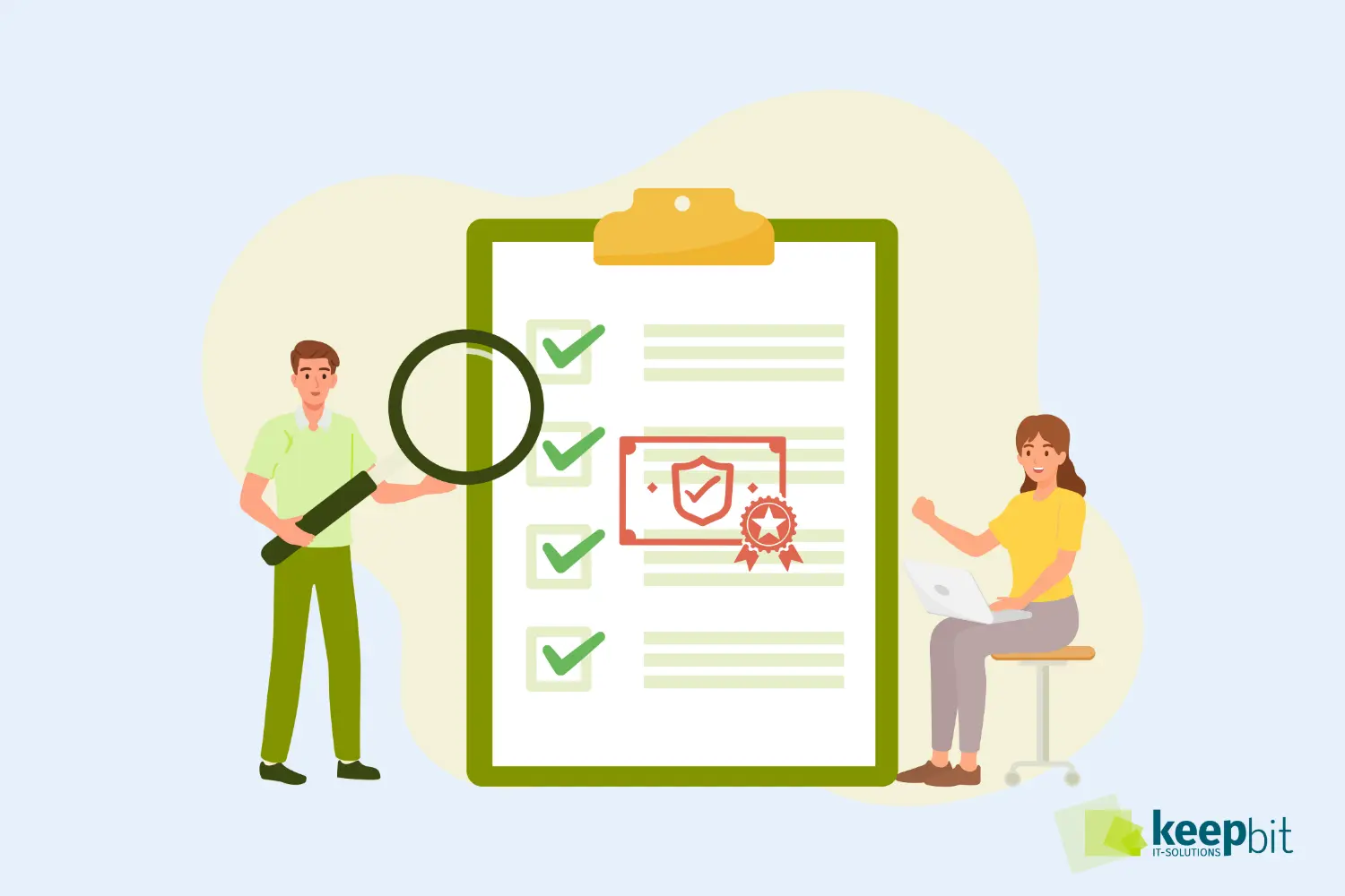 iso-27001-zertifikat Illustration: ISO-27001-Checkliste – Mann mit Lupe prüft großes Klemmbrett mit grünen Häkchen und Zertifikat mit Schildsymbol; Frau am Laptop; keepbit-Logo.